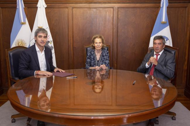 Inés M. Weinberg junto a Adrián Pérez y al juez a cargo de la Oficina de Innovación y Gestión Judicial del Tribunal Superior, Santiago Otamendi.