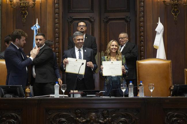 El Jefe y la Vicejefe de Gobierno, Jorge Macri y Clara Muzzio, al momento de recibir los certificados que los acreditan en el cargo.